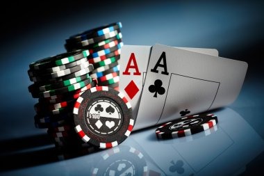 Live Bandar Poker dealer table on ormas showing dealt cards and player positions